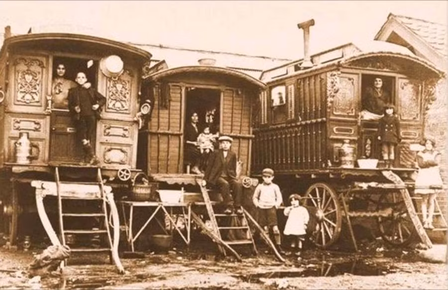 Những người Digan với nhà di động vào thế kỷ 19. Những người Digan với nhà di động vào thế kỷ 19.