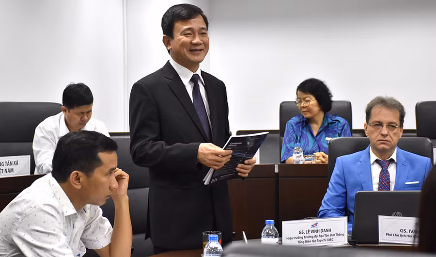 GS Lê Vinh Danh phát biểu tại một sự kiện khoa học của TDTU