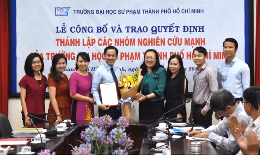 Đại diện các nhóm nghiên cứu mạnh trong lễ ra mắt tại Trường ĐHSP TPHCM. Ảnh: Kim Phong