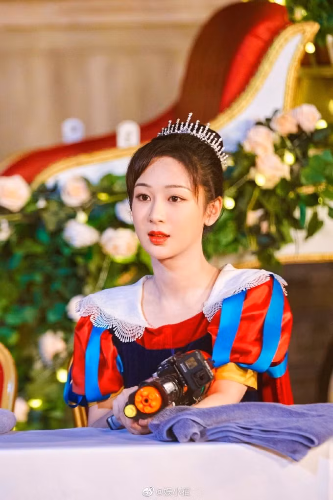 Dương Tử hóa nàng Bạch Tuyết hoàn hảo khi sở hữu làn da trắng ngần. Dương Tử hóa nàng Bạch Tuyết hoàn hảo khi sở hữu làn da trắng ngần.