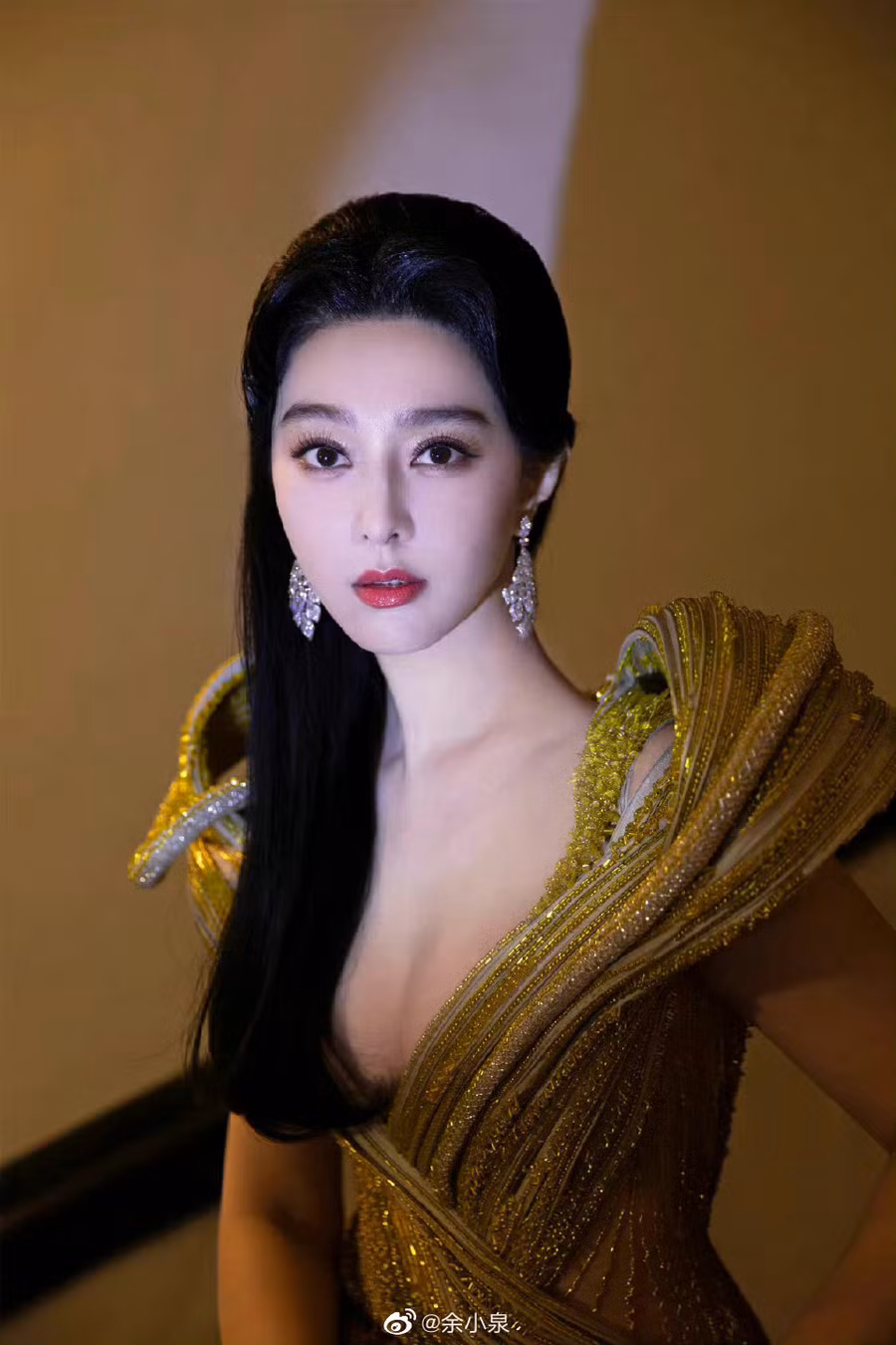 Cô chọn cách trang điểm tự nhiên với lớp nền căng bóng.