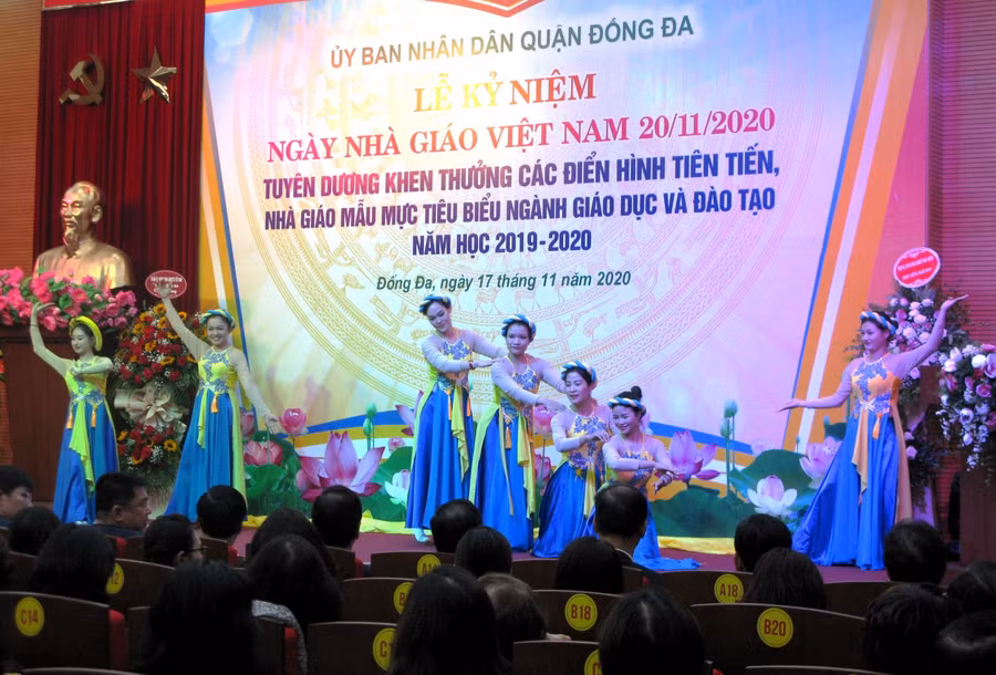 Văn nghệ chào mừng lễ tuyên dương điển hình tiên tiến quận ngành GD&amp;ĐT quận Đống Đa.