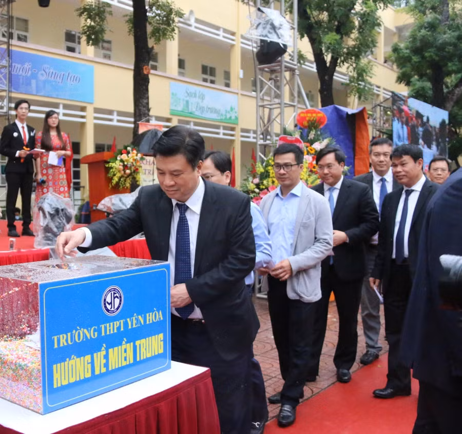 Thứ trưởng Bộ GD&amp;ĐT Nguyễn Hữu Độ cùng các đại biểu ủng hộ đồng bào miền Trung.