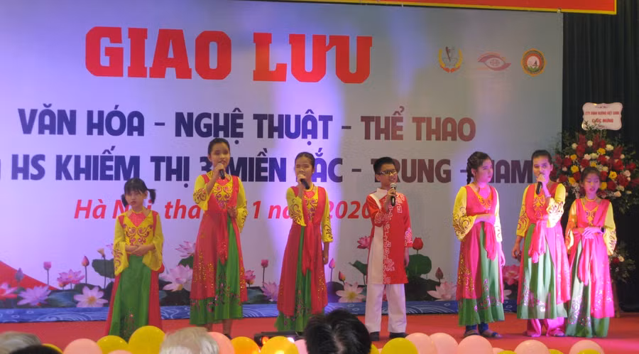 HS khiếm thị biểu diễn dân ca quan họ.