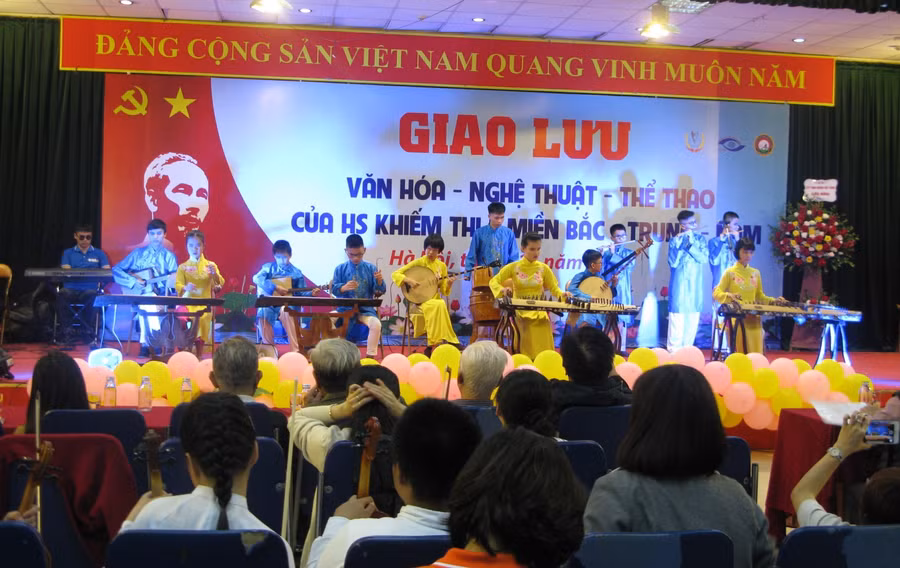 HS khiếm thị biểu diễn hòa tấu dàn nhạc dân tộc.