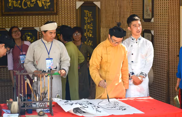 Dương Minh Hoàng trình diễn thư pháp Dương Minh Hoàng trình diễn thư pháp