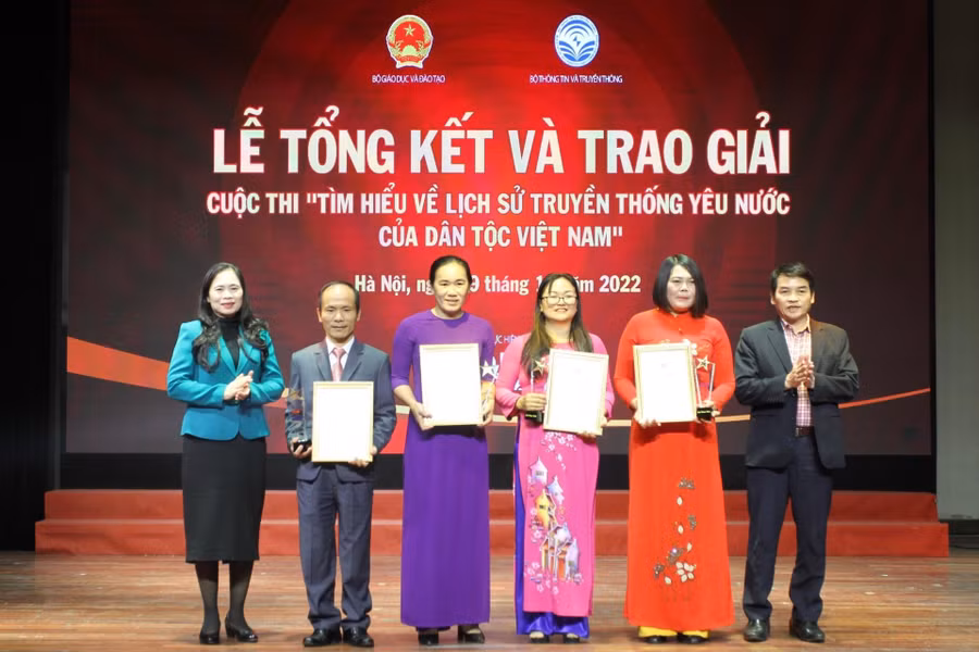 Trao giải cuộc thi Tìm hiểu lịch sử truyền thống yêu nước của dân tộc Việt Nam ảnh 5
