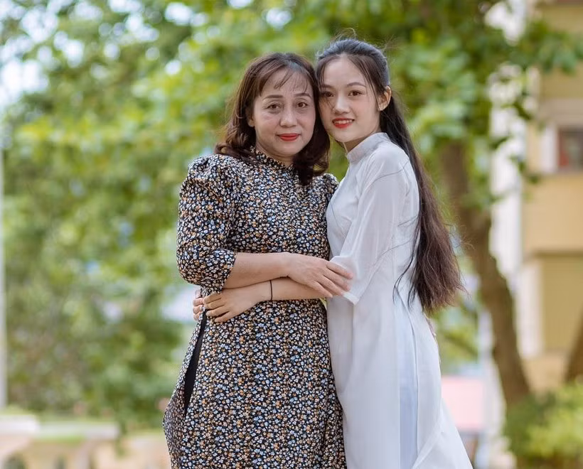 Cao Thùy Linh Son cùng cô giáo chủ nhiệm Đặng Thị Thủy. Ảnh LS. Trở thành Đảng viên ở tuổi 18, nữ sinh người Mường viết tiếp ước mơ ảnh 2