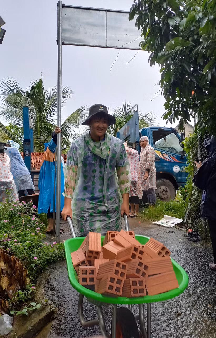 Sinh viên trường Đại học sư phạm kỹ thuật Vĩnh Long cùng với đoàn viên thanh niên hỗ trợ vận chuyển vật tư giúp gia đình em Nhi trong buổi lễ khởi công nhà. Sinh viên trường Đại học sư phạm kỹ thuật Vĩnh Long cùng với đoàn viên thanh niên hỗ trợ vận chuyển vật tư giúp gia đình em Nhi trong buổi lễ khởi công nhà.