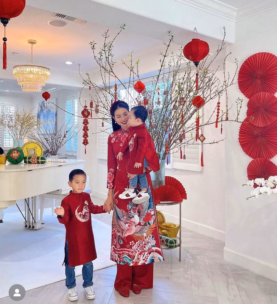 Phạm Hương khoe khoảnh khắc hạnh phúc bên 2 con trong trang phục áo dài truyền thống. Phạm Hương khoe khoảnh khắc hạnh phúc bên 2 con trong trang phục áo dài truyền thống.