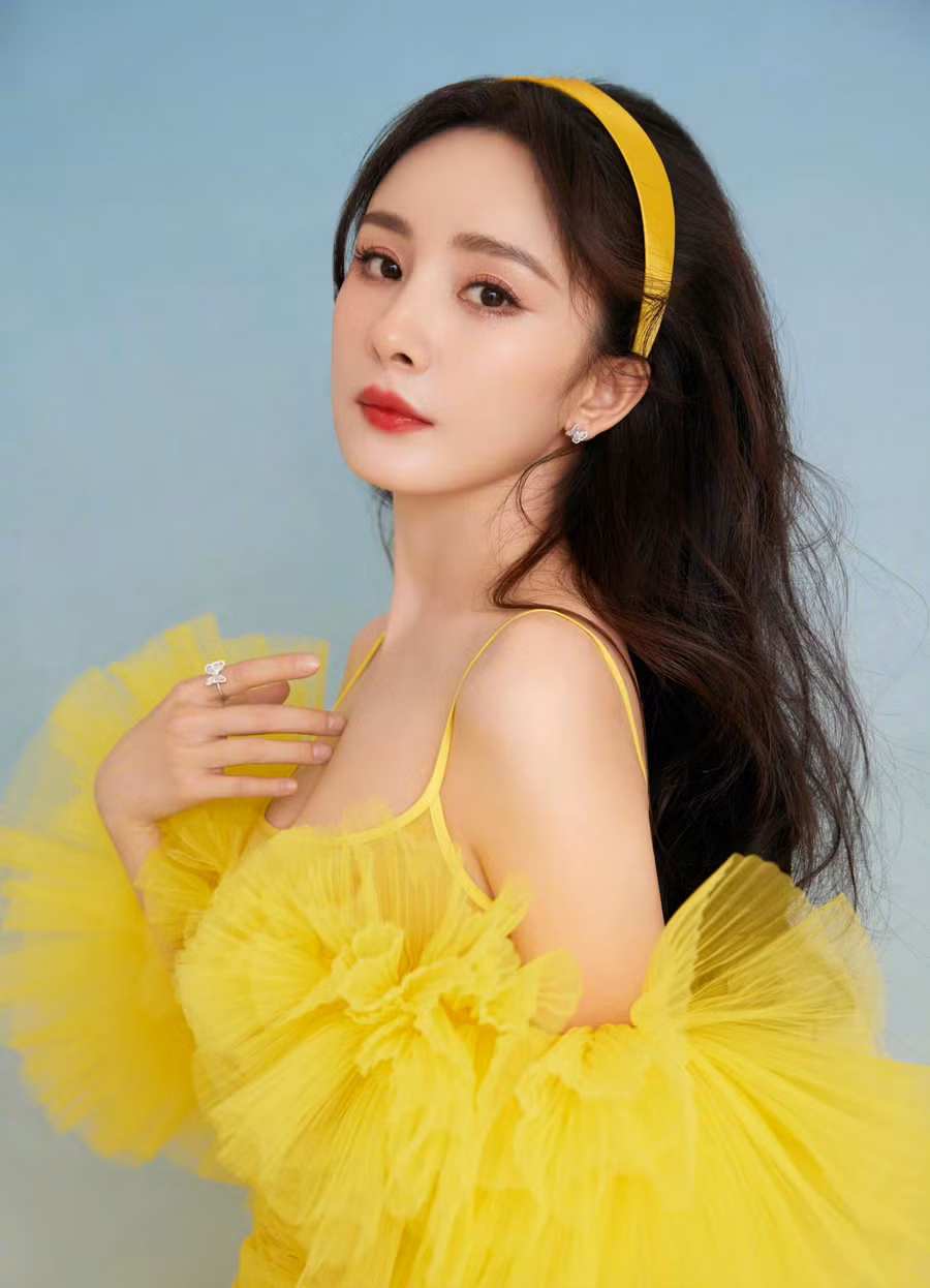 Dương Mịch dính nhiều tin đồn liên quan đến cuộc sống riêng. Dương Mịch dính nhiều tin đồn liên quan đến cuộc sống riêng.