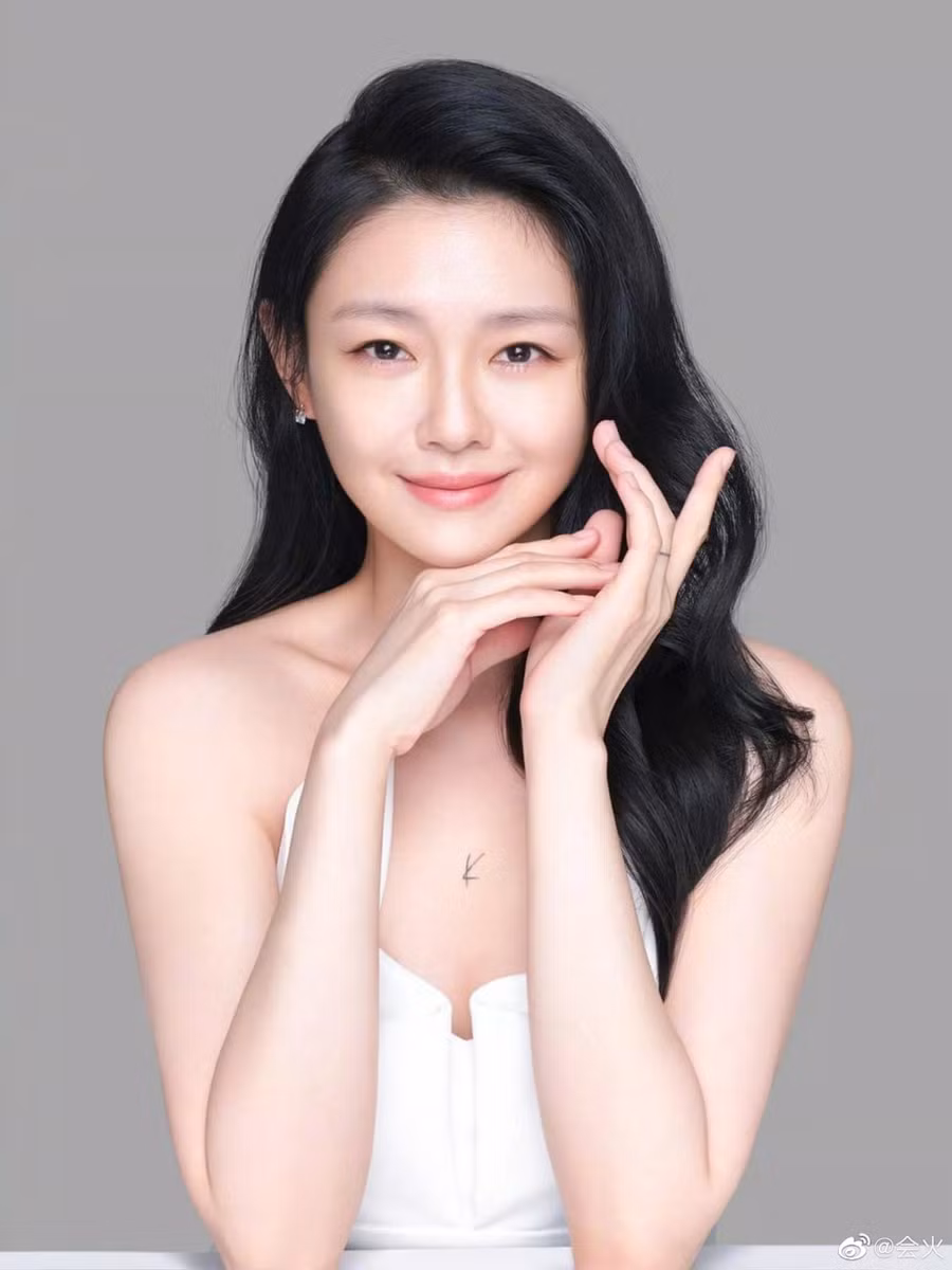 "Chỉ nhìn cách Từ Hy Viên chăm sóc da tay cũng có thể thấy cô ấy tỉ mỉ tới mức nào", HK01 viết. "Chỉ nhìn cách Từ Hy Viên chăm sóc da tay cũng có thể thấy cô ấy tỉ mỉ tới mức nào", HK01 viết.