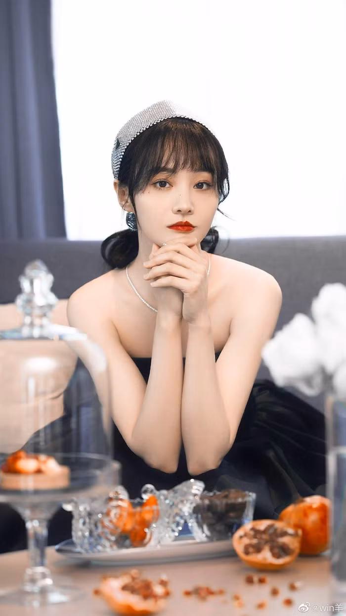 Trương Hằng cũng tố Trịnh Sảng chuyên gia nói dối: "Cô ta nói dối để lấy lòng người hâm mộ, ngoài mặt thì khóc lóc đáng thương nói thuê nhà, chi tiêu eo hẹp nhưng thực tế đã mua một biệt thự ở Mỹ".