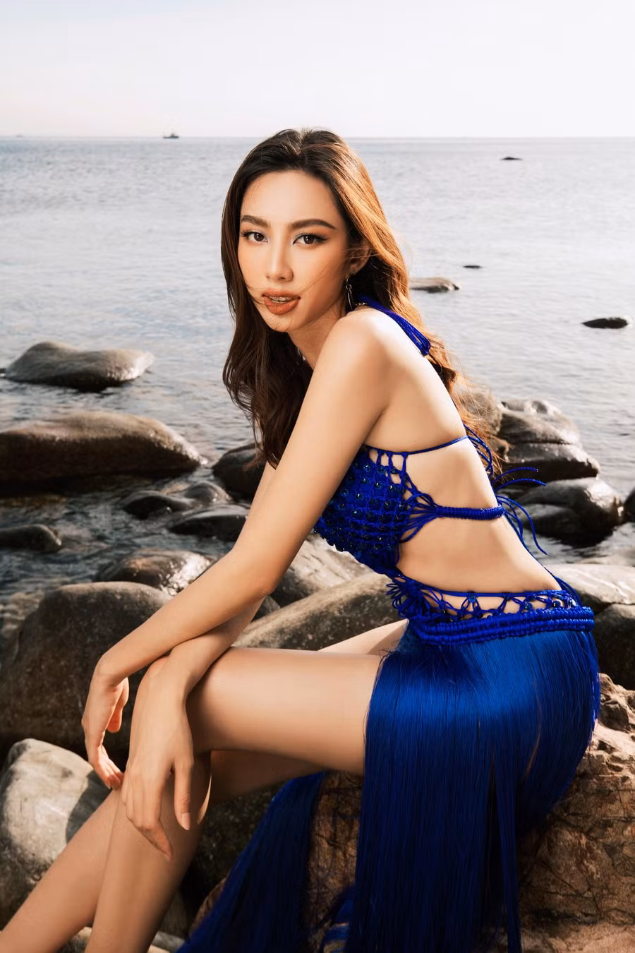 Để giữ được làn da khỏe đẹp khi phải trang điểm và chụp hình ngoại cảnh thường xuyên, Thùy Tiên cho biết, cô thường ưu tiên lựa chọn các dòng kem chống nắng có kết cấu dạng gel hoặc dạng lỏng để thời gian thẩm thấu vào da nhanh hơn và giảm sự bít tắc.