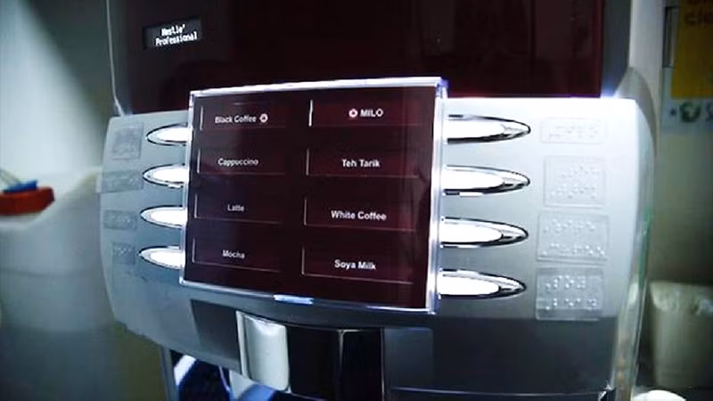 Chiếc máy pha cà phê được gắn thêm bảng chữ nổi tại nơi Giang làm việc ở Singapore