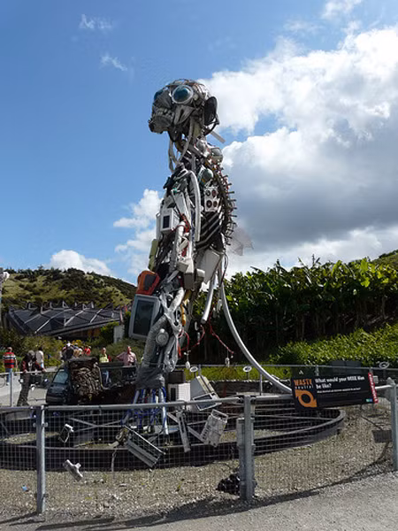 Tác phẩm cao 7m nặng 3 tấn này có tên là WEEE Man, được đặt tại Eden Project ở Cornwall, Anh. Các nghệ sĩ của Hiệp hội mỹ thuật hoàng gia đã tạo ra WEEE Man từ những bộ phận điện tử và đồ gia dụng phế thải…