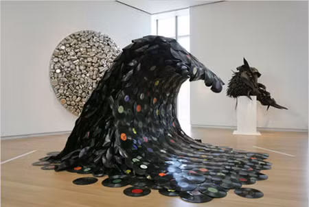 Nghệ nhân Jean Shin, người Hàn Quốc đã sáng tạo tác phẩm Sound Wave bằng nhựa vinyl