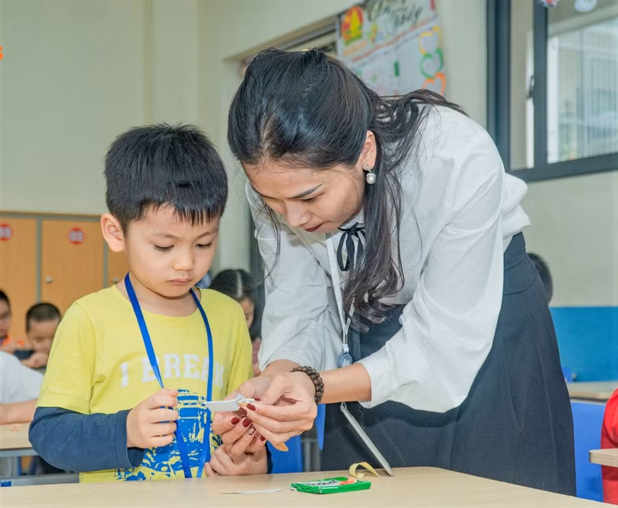 Giáo viên chủ động giúp học sinh tìm hiểu kiến thức.
