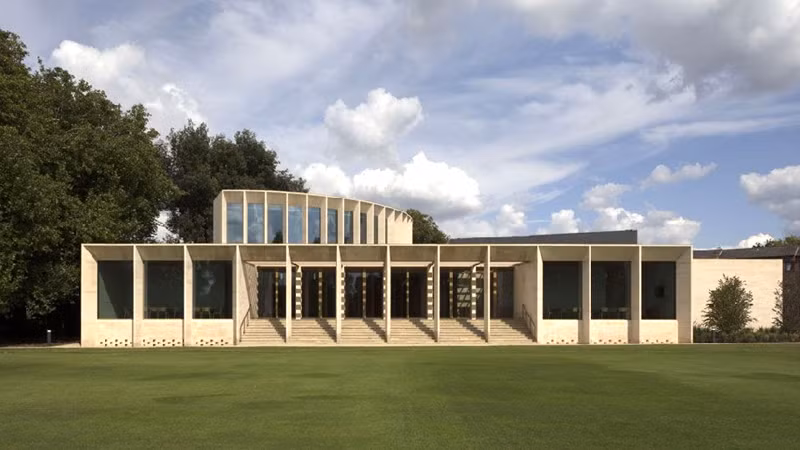 Giảng đường The Sultan Nazrin Shah Centre thuộc Viện Đại học Oxford gồm có một khán phòng nổi tạo tác từ đá Oxford và gỗ oak thiên nhiên để tạo nên một cảnh quan độc đáo Giảng đường The Sultan Nazrin Shah Centre thuộc Viện Đại học Oxford gồm có một khán phòng nổi tạo tác từ đá Oxford và gỗ oak thiên nhiên để tạo nên một cảnh quan độc đáo