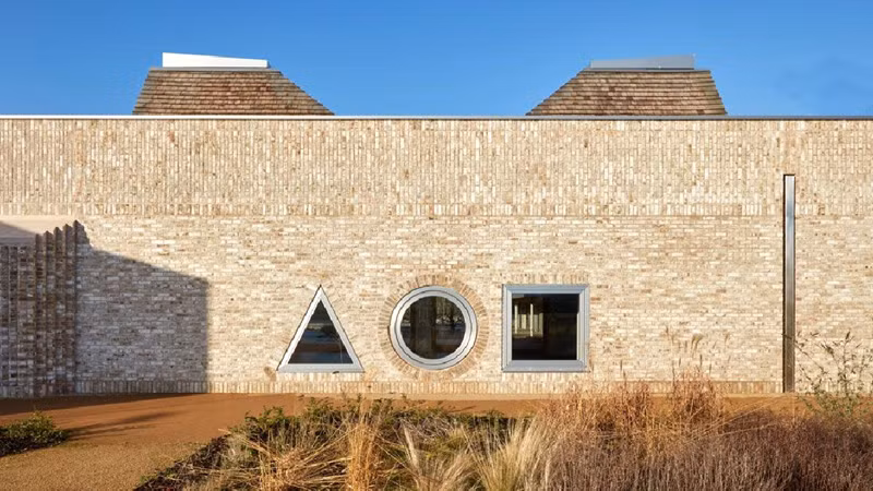 Trung tâm cộng đồng và đào tạo y tá Storey’s Field Community Centre and Nursery ở thành phố Cambridge thuộc Viện Đại học Cambridge được xây dựng với nguồn cảm hứng từ các nhà nguyện bên trong làng đại học và các tòa án của thành phố Trung tâm cộng đồng và đào tạo y tá Storey’s Field Community Centre and Nursery ở thành phố Cambridge thuộc Viện Đại học Cambridge được xây dựng với nguồn cảm hứng từ các nhà nguyện bên trong làng đại học và các tòa án của thành phố