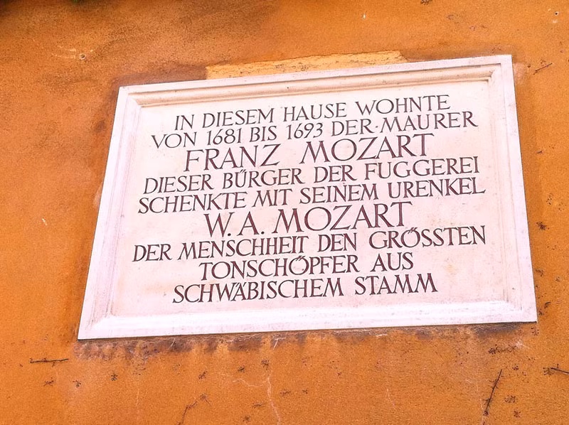 Biển tưởng niệm ông Franz Mozart, cư dân khu nhà, ông cố của nhà soạn nhạc lừng danh Wolfgang Amadeus Mozart