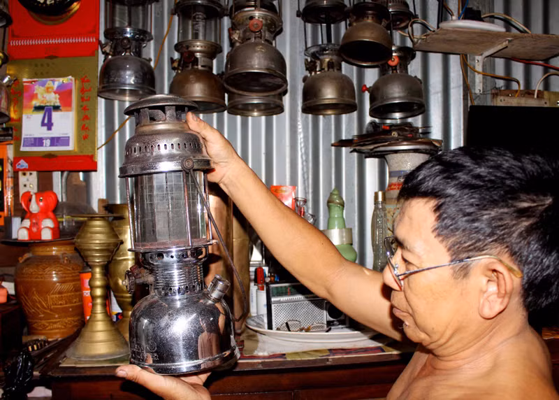 Ông Hai An “khoe” chiếc đèn măng-xông hơn 20 năm tuổi