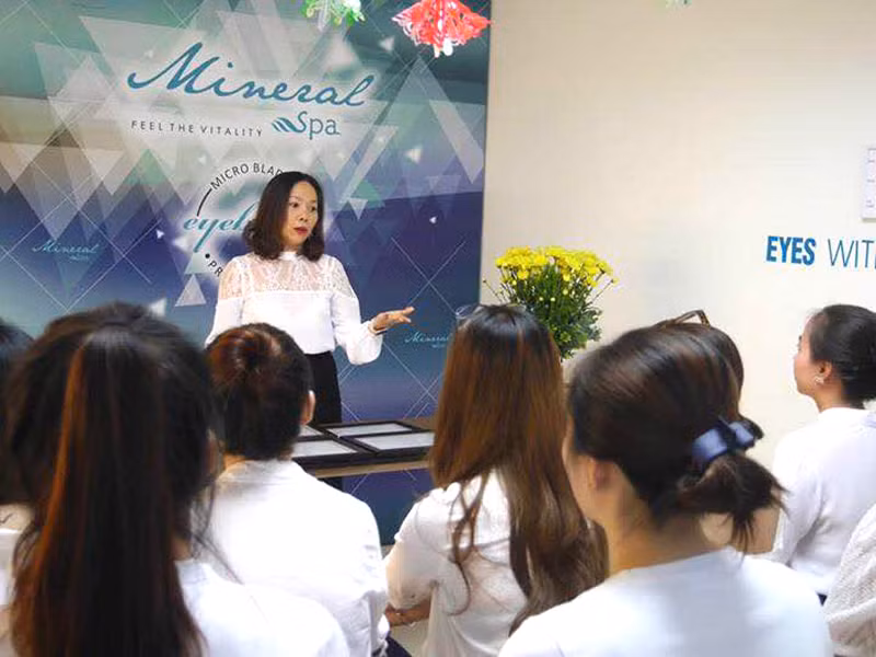 Miên Thảo đứng lớp đào tạo nghề