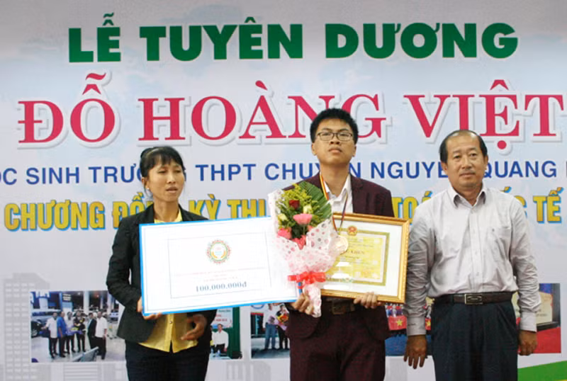 Đỗ Hoàng Việt được UBND tỉnh Đồng Tháp khen thưởng vì thành tích xuất sắc.