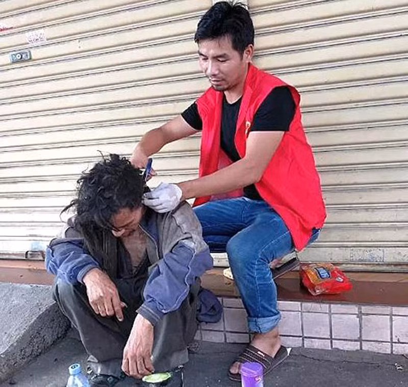 Cắt tóc cho người vô gia cư