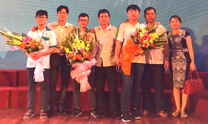 Các thành viên trong nhóm cùng GV hướng dẫn và phụ huynh