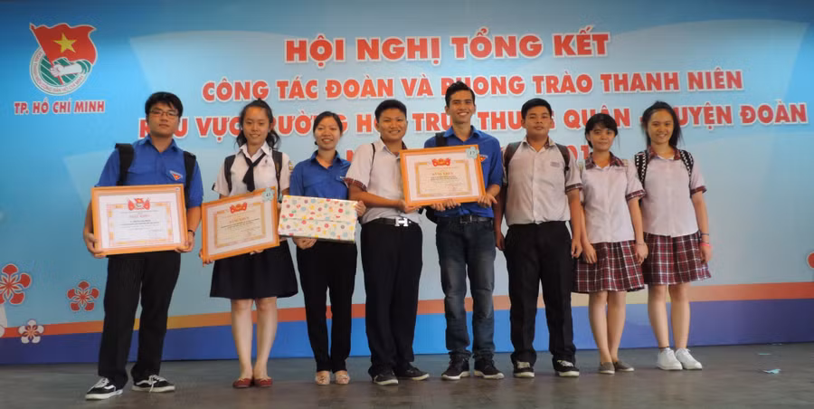Cô giáo Hồng Quế (thứ ba từ trái qua) nhận bằng khen của Thành đoàn TPHCM