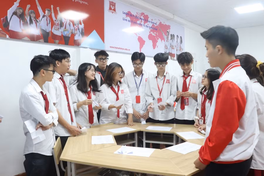 Học sinh trao đổi kiến thức bài học.