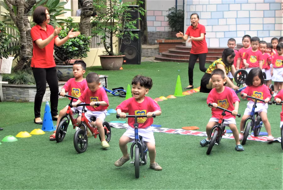 Trẻ hào hứng thi đua xe thăng bằng.