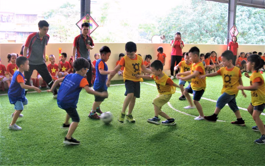 Vận động viên nhí tranh tài đá bóng.