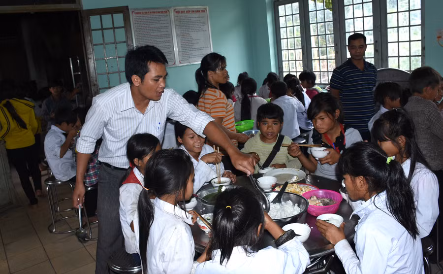 Thầy cô vừa lo dạy chữ vừa chăm từng bữa ăn cho học sinh