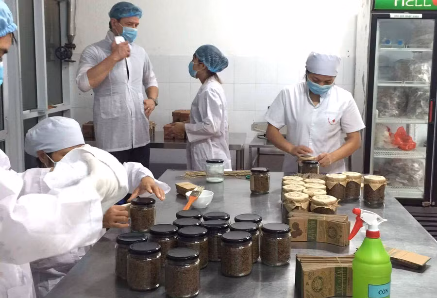 Nhân viên công ty bên các sản phẩm nấm