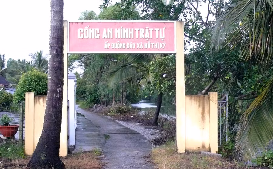 Con đường nhỏ dẫn vào phum sóc được mệnh danh là “Xóm Khmer nghèo hiếu học” hay “xóm đại học” Con đường nhỏ dẫn vào phum sóc được mệnh danh là “Xóm Khmer nghèo hiếu học” hay “xóm đại học”