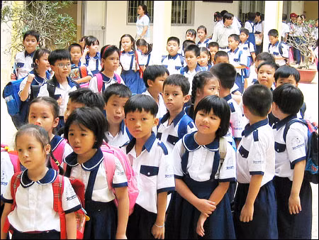 Xếp hàng vào lớp