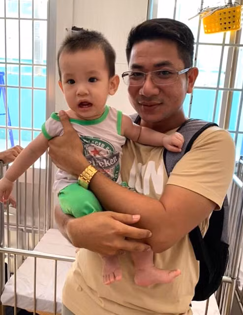 Thầy Nguyễn Quốc Duy trong một chuyến thiện nguyện