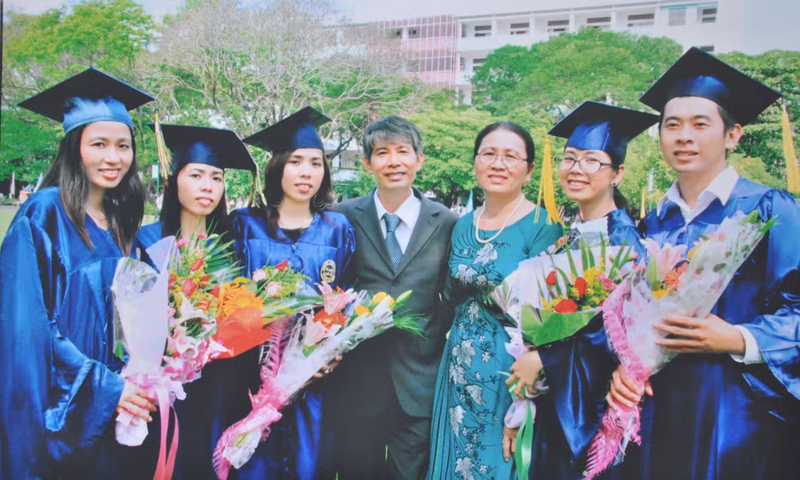 Con cháu dòng họ Đỗ, thị trấn Sa Rài, huyện Tân Hồng, Đồng Tháp trong niềm vui ngày tốt nghiệp ĐH