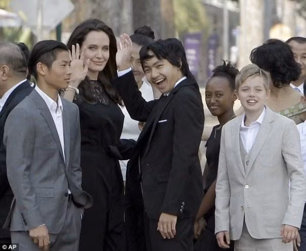 Cậu con cả 15 tuổi Maddox (giữa) của nữ diễn viên Angelina Jolie được nhận nuôi vào năm 2002 tại một trại trẻ mồ côi ở Battambang, Campuchia Cậu con cả 15 tuổi Maddox (giữa) của nữ diễn viên Angelina Jolie được nhận nuôi vào năm 2002 tại một trại trẻ mồ côi ở Battambang, Campuchia