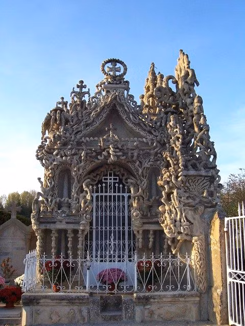 Một công trình tôn giáo bên trong lâu đài Một công trình tôn giáo bên trong lâu đài