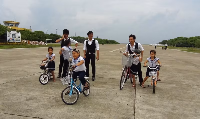 Vui chơi cùng các anh chị ca sĩ đến từ đất liền Vui chơi cùng các anh chị ca sĩ đến từ đất liền