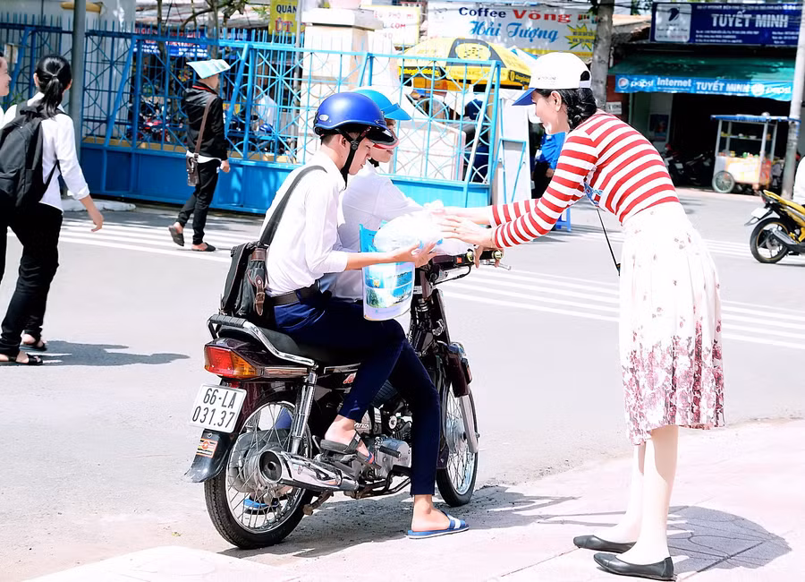 Cô Minh Tâm tham gia phát cơm từ thiện cho các thí sinh trong Kỳ thi THPT quốc gia