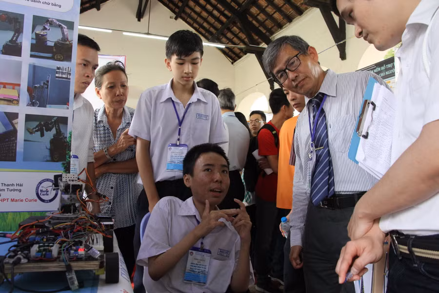 Trần Phan Thanh Hải đang giới thiệu về đề tài Robot hỗ trợ đa ngành nghề dành cho người bị bại liệt Trần Phan Thanh Hải đang giới thiệu về đề tài Robot hỗ trợ đa ngành nghề dành cho người bị bại liệt