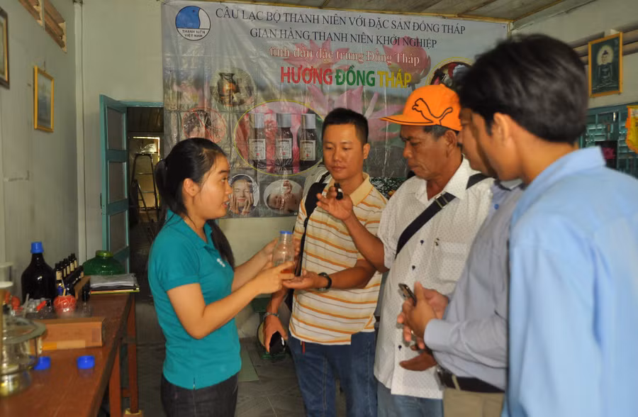 Đoàn Ngọc Minh Thùy giới thiệu sản phẩm với khách hàng