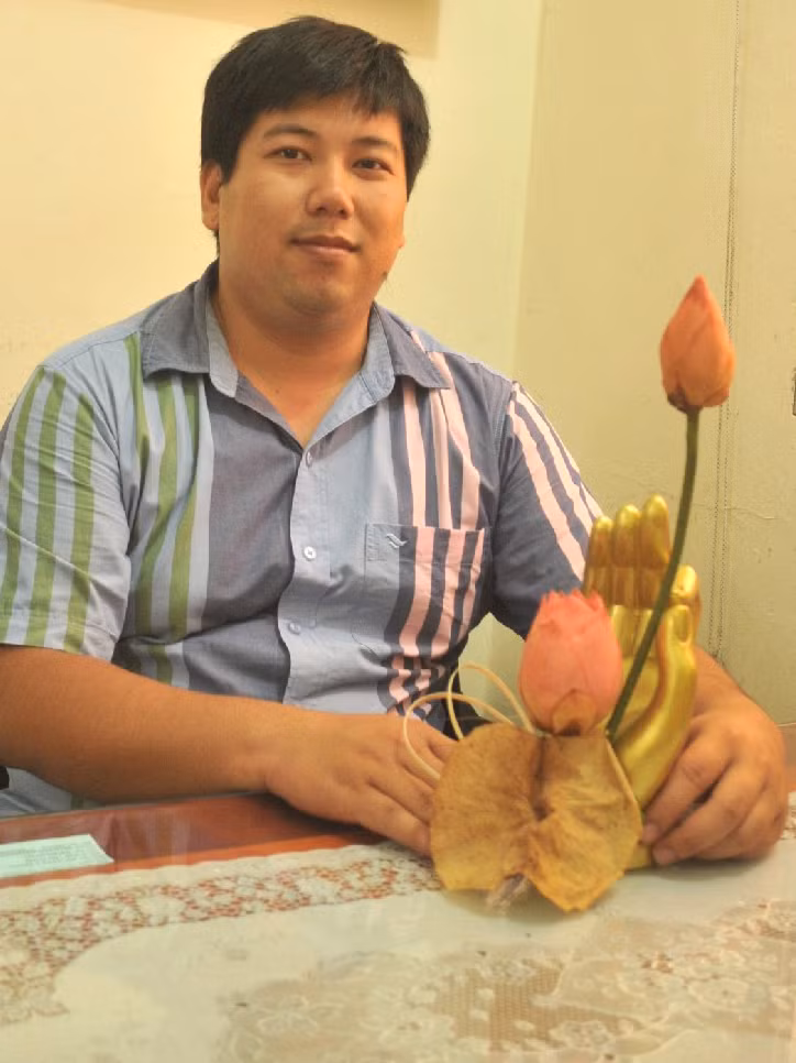 Ngô Chí Công bên sản phẩm hoa sen ướp tươi