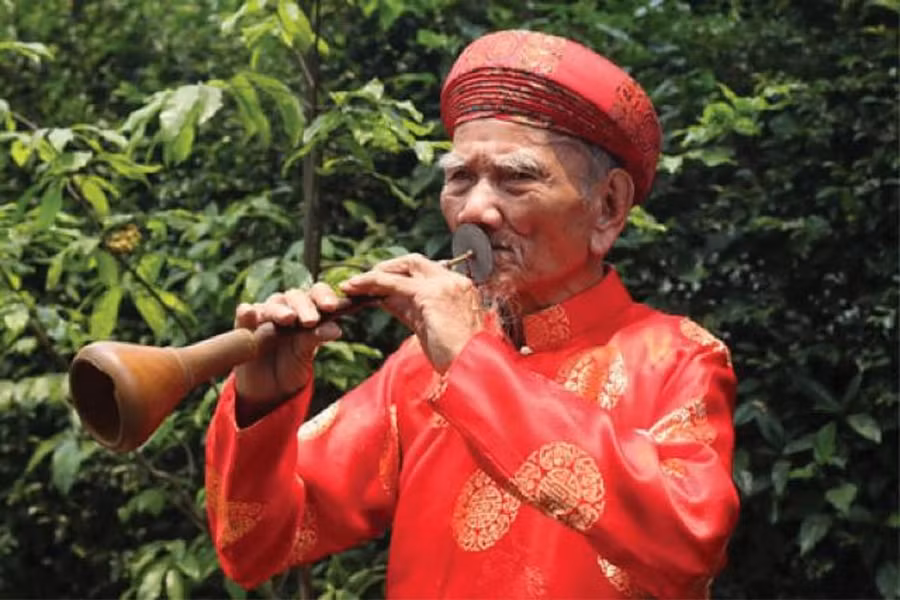Nghệ nhân Lữ Hữu Thi thổi kèn bầu