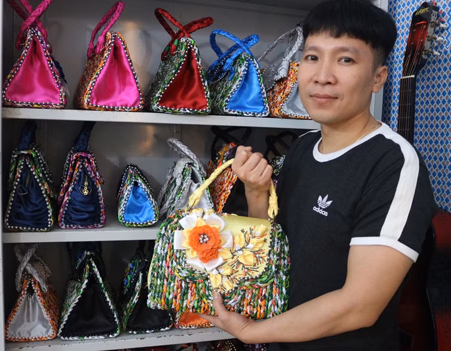 “Gia tài” sáng tạo của thầy Lê Quốc Toàn là những chiếc túi xách tinh xảo từ vỏ mì gói