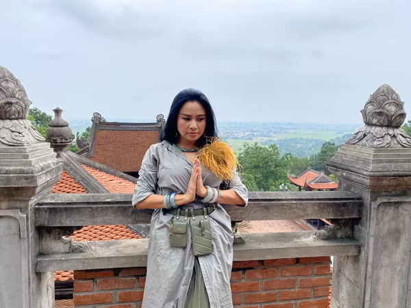Hiện tại, cuộc sống ở tuổi 51 của "diva" là những tháng ngày bình yên với thiền, tu tập và hát.